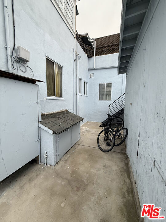 6640 Leland Way, Los Angeles CA: https://media.crmls.org/mediaz/840e3430-2ad4-4439-b5f2-2ce29b732075.jpg