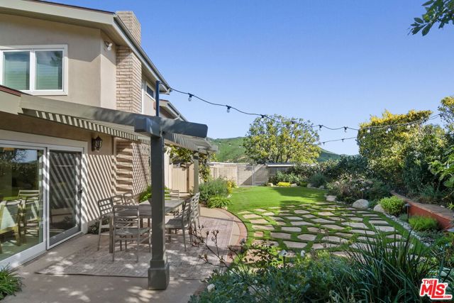 1305 Duende Lane, Pacific Palisades CA: https://media.crmls.org/mediaz/840e4f42-d2ff-4d40-ba75-24daaa34a200.jpg