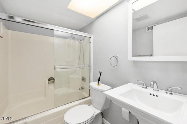 Detail Gallery Image 11 of 27 For 8231 Mason Ave #E,  Winnetka,  CA 91306 - 2 Beds | 2 Baths