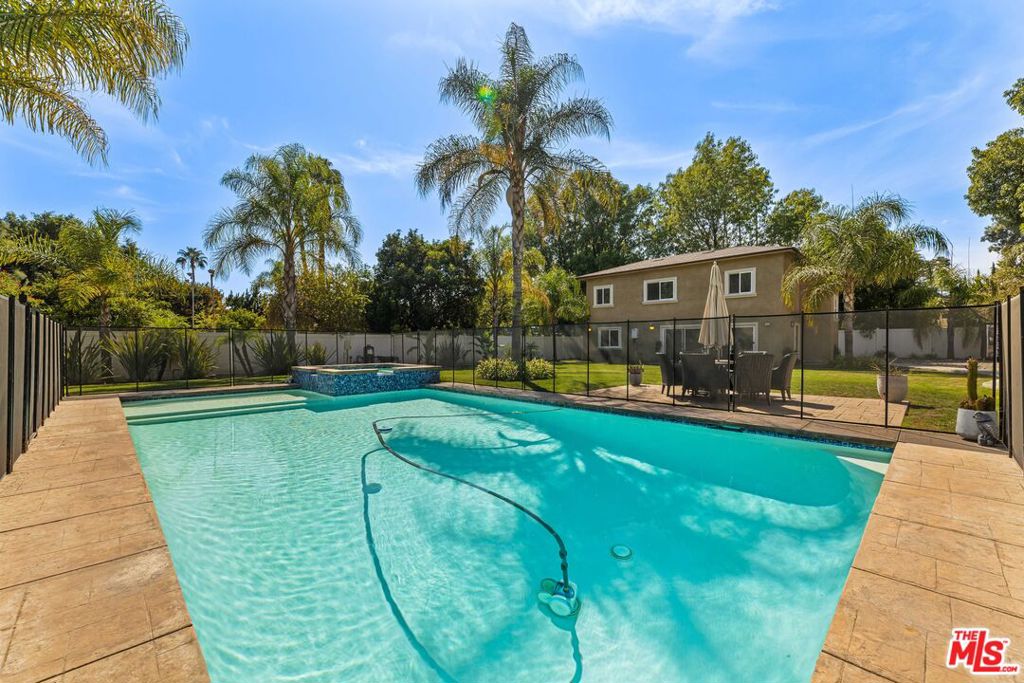 8817 Encino Avenue — Contemporary