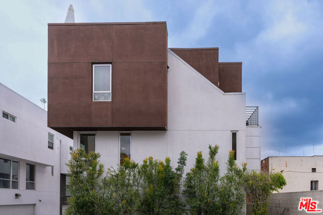 2210 Tom Mix Road, Los Angeles CA: https://media.crmls.org/mediaz/84110fd8-770d-4e03-b58e-67ad346401bf.jpg