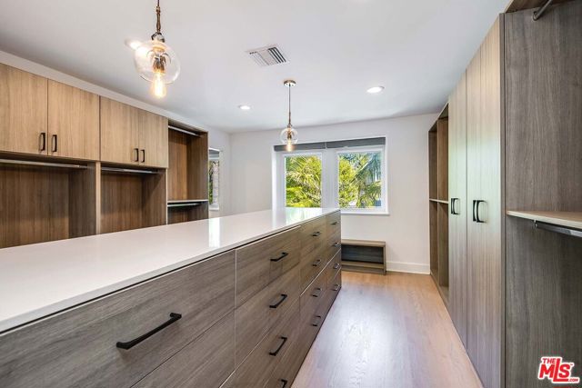 3201 Viola Place, Marina del Rey CA: https://media.crmls.org/mediaz/84117744-72b3-4364-b118-8b9533a73e81.jpg
