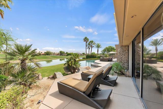 72 Royal Saint Georges Way, Rancho Mirage CA: https://media.crmls.org/mediaz/8411b648-a2a3-4082-81fa-5b014b86b197.jpg
