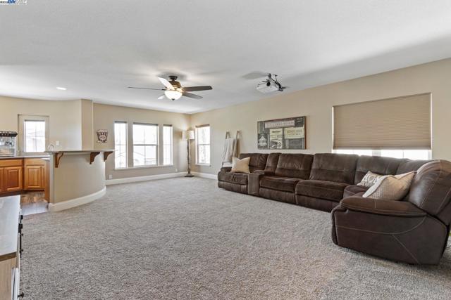 6454 Green Castle Cir, Discovery Bay CA: https://media.crmls.org/mediaz/8411dd1a-fa94-4569-89ee-9197ab871b04.jpg
