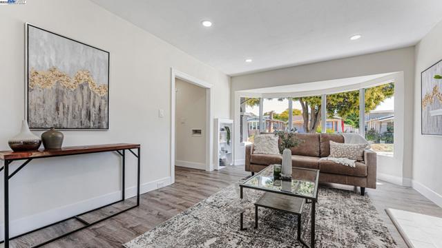 2827 Bartlett St, Oakland CA: https://media.crmls.org/mediaz/841371b6-2137-4d44-9aac-1bb86ce1380d.jpg