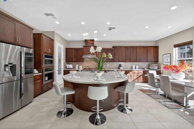 7058 Atlas Peak Dr, Dublin CA: https://media.crmls.org/mediaz/84137897-277d-4d57-be70-cbddc8b0cfdc.jpg