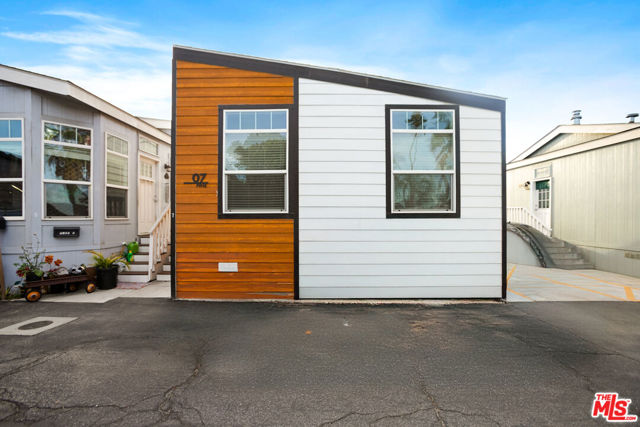 8250 Lankershim Boulevard, North Hollywood CA: https://media.crmls.org/mediaz/8413c6d5-117e-4024-b4ff-d438bef96b44.jpg