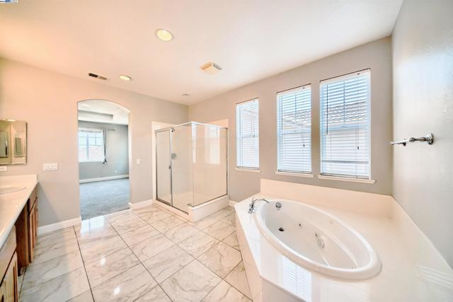 1069 Dry Creek Ct, Lathrop CA: https://media.crmls.org/mediaz/84145ebf-e949-4c4a-906a-69e9ccc55a2d.jpg