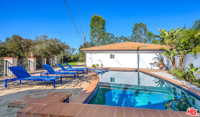 4311 Coquette Place, Tarzana CA: https://media.crmls.org/mediaz/84150c70-3195-431b-b574-84ffb1c83b48.jpg