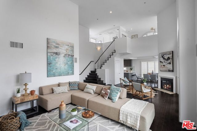 11855 Goshen Avenue, Los Angeles CA: https://media.crmls.org/mediaz/84150cf0-7086-4ff0-af2c-2443b01c41ff.jpg