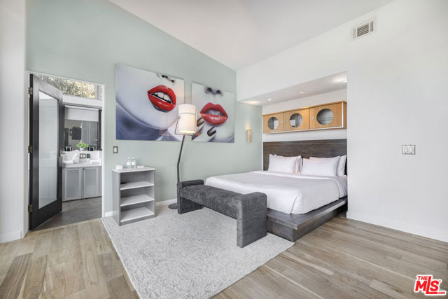 7275 Mulholland Drive, Los Angeles CA: https://media.crmls.org/mediaz/841562de-1a0e-42b4-915a-9f9d4f99457c.jpg