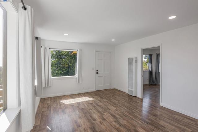 19975 JOHN DR, Castro Valley CA: https://media.crmls.org/mediaz/841563fb-ae72-4a2a-98a5-0df199ec1940.jpg