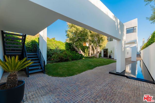 23754 MALIBU Road, Malibu CA: https://media.crmls.org/mediaz/84159676-5745-4f3b-b6ab-6dd17d91abb0.jpg