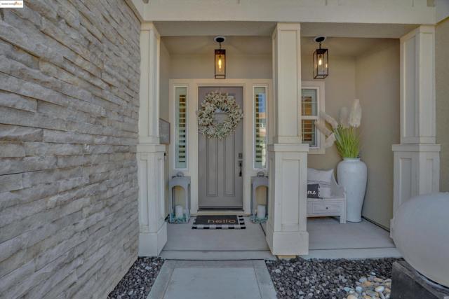 542 Harbor Cove Cir, Discovery Bay CA: https://media.crmls.org/mediaz/8416b822-6b27-4a3b-adc8-913dcf3157f5.jpg