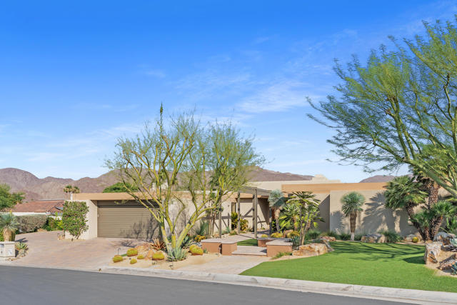 73481 Mariposa Drive, Palm Desert CA: https://media.crmls.org/mediaz/84179345-b727-4a38-9a0b-8146f5273621.jpg