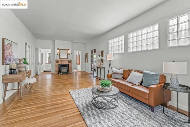 487 43Rd St, Oakland CA: https://media.crmls.org/mediaz/8419b7a1-a0be-4cee-9e68-7075af45e6f6.jpg