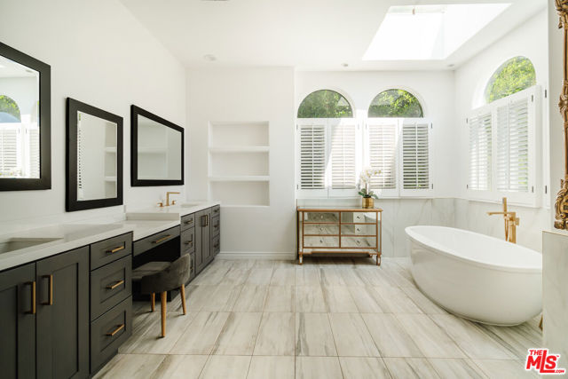 609 21st Place, Santa Monica CA: https://media.crmls.org/mediaz/8419f8cc-387a-401c-85d2-0fc813627294.jpg