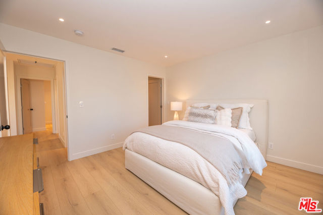 5325 S Victoria Avenue, Los Angeles CA: https://media.crmls.org/mediaz/841ac4a6-9f89-4e74-8252-a676780166c8.jpg