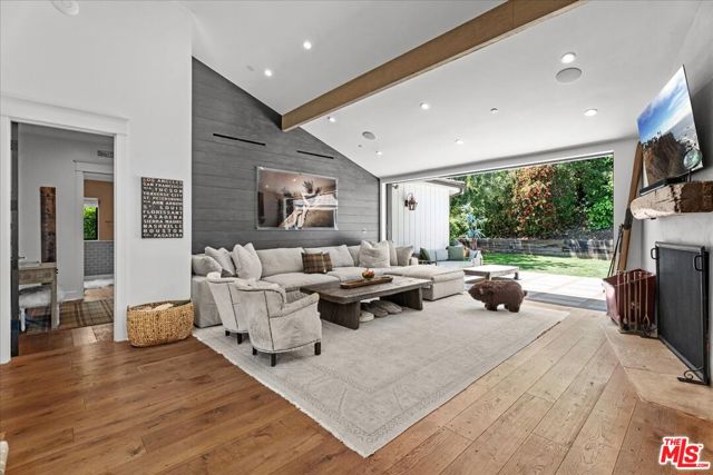 2835 Westbrook Avenue, Los Angeles CA: https://media.crmls.org/mediaz/841ad88b-555b-492c-8fbe-345c1597c813.jpg