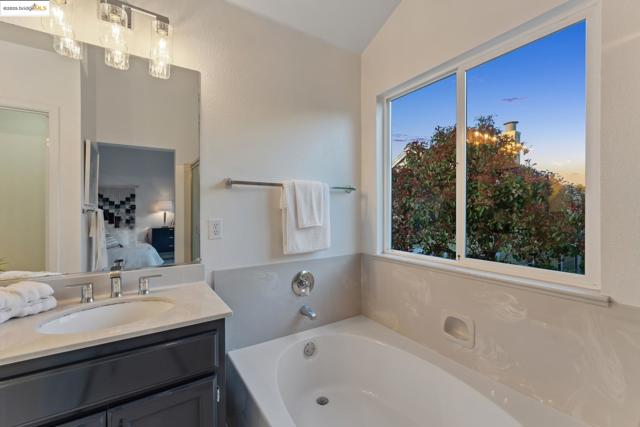 102 Waterview Dr, Richmond CA: https://media.crmls.org/mediaz/841c27e8-8a4d-497e-9237-4ada065b13ca.jpg