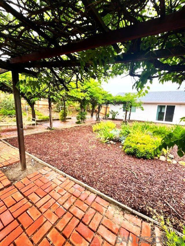 16731 Callado Ct, San Diego CA: https://media.crmls.org/mediaz/841d2d01-6def-4876-aace-0a77fa31c998.jpg