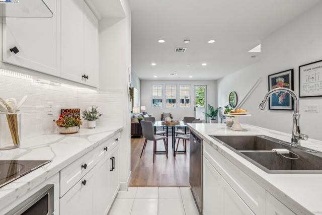 2110 Clement Ave, Alameda CA: https://media.crmls.org/mediaz/841dc19d-bd7e-4131-8d61-b206d34f377a.jpg