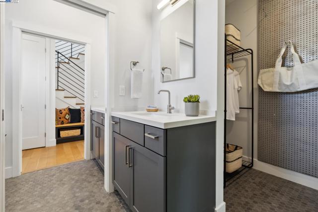 5472 KALES AVENUE, Oakland CA: https://media.crmls.org/mediaz/841e925d-5c4b-4ecc-a14d-42900685a166.jpg