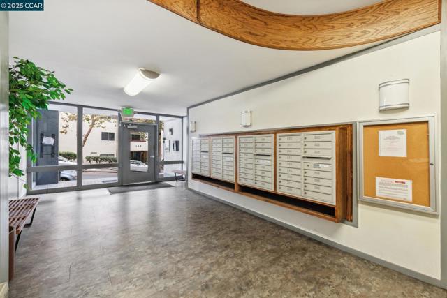 150 Pearl St, Oakland CA: https://media.crmls.org/mediaz/841f8614-310f-4d87-8d32-cdb46c072160.jpg