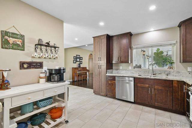 8931 Sunwood Dr, Santee CA: https://media.crmls.org/mediaz/841f9026-9de3-42d9-a6b6-9317c64da253.jpg