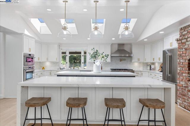325 Crest Ave, Alamo CA: https://media.crmls.org/mediaz/84201972-9692-46e0-8560-24ca364096b3.jpg