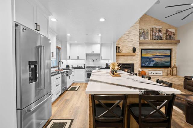 47145 Skyview Drive, Big Bear CA: https://media.crmls.org/mediaz/84203f74-2840-4d1f-82c6-8a830d11e993.jpg