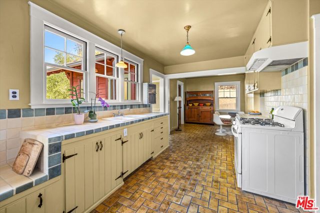 1060 Tremonto Road, Santa Barbara CA: https://media.crmls.org/mediaz/8420aea2-dcf6-4834-acaf-32c0745ecd87.jpg
