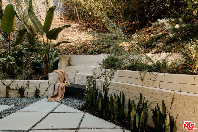 2250 El Contento Drive, Los Angeles CA: https://media.crmls.org/mediaz/8420cca3-393a-4eac-b5e9-002f956bd0b1.jpg
