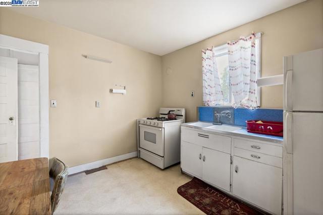 3003 School St, Oakland CA: https://media.crmls.org/mediaz/8420f72f-197c-4b22-872e-f2a0604870c4.jpg