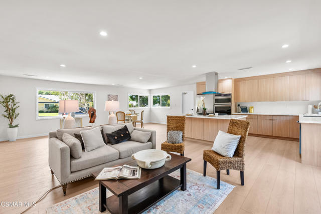 3167 Waco Avenue, Simi Valley CA: https://media.crmls.org/mediaz/8421fc6f-4f8c-493b-b6bb-3bb9105c6e66.jpg