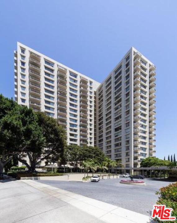 2160 Century Parkway 1111 Los Angeles, California Beautifully updated unit with spectacular Downtown to ocean views. An open floor plan features 2 bedrooms, hardwood floors, cook's kitchen and a large balcony. The building offers numerous amenities including state of the art gym, large pool, business center, dog park, 24 hour security staff and lush landscaped grounds. Amazing location - minutes from Century city mall, Rancho Park Golf Course and Beverly Hills movie theaters.