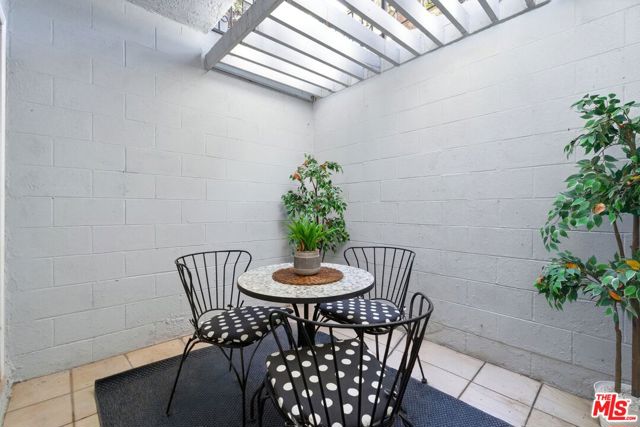 1013 16th Street, Santa Monica CA: https://media.crmls.org/mediaz/84225ead-44b7-4cab-a456-8fdfe9f60163.jpg