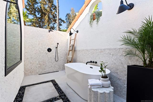 1170 Rancho Encinitas Dr, Encinitas CA: https://media.crmls.org/mediaz/8422f4f4-2b15-4e63-9d5d-0cb28e375259.jpg