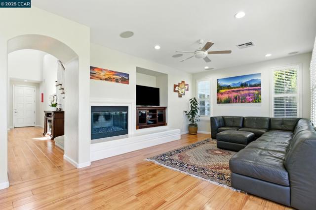 416 Ustilago Ct, San Ramon CA: https://media.crmls.org/mediaz/84234ca1-976f-49df-ba57-40f961d2a5c9.jpg