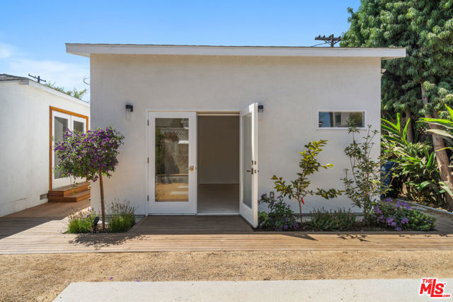 2425 Cloy Avenue, Venice CA: https://media.crmls.org/mediaz/842393b6-416d-4a39-8ae6-81a56a190389.jpg