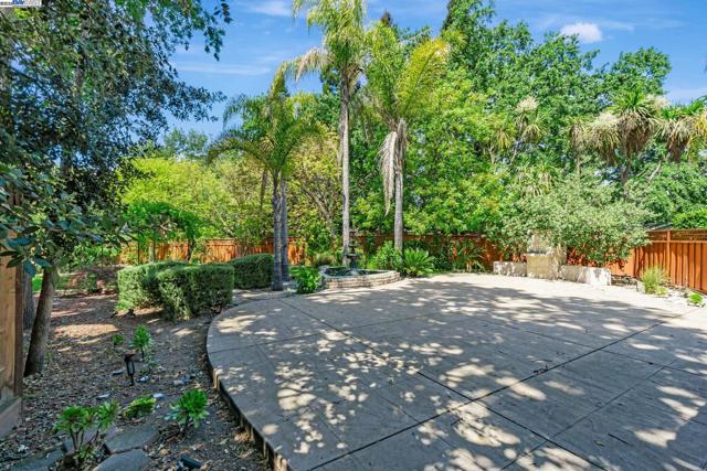 135 Cara Ct, Walnut Creek CA: https://media.crmls.org/mediaz/8423f38a-5022-4141-a8e3-1884be829bcb.jpg