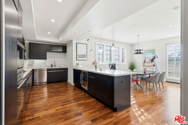 4661 Wilshire Boulevard, Los Angeles CA: https://media.crmls.org/mediaz/842441c1-10cd-4b65-bd43-01434aad5b74.jpg