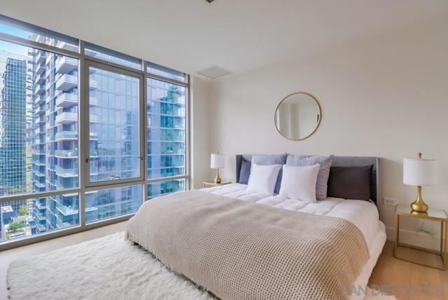 425 W W Beech St, San Diego CA: https://media.crmls.org/mediaz/84246ad5-6799-4fa2-80f8-75606b73cee1.jpg