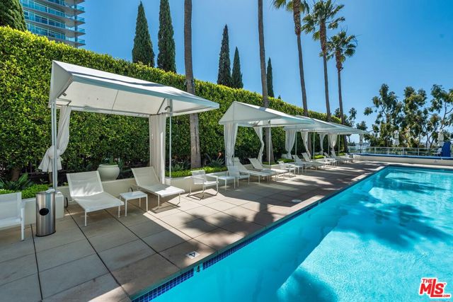 13700 MARINA POINTE Drive, Marina del Rey CA: https://media.crmls.org/mediaz/84261528-ea62-46d0-ba53-88127e32f26e.jpg