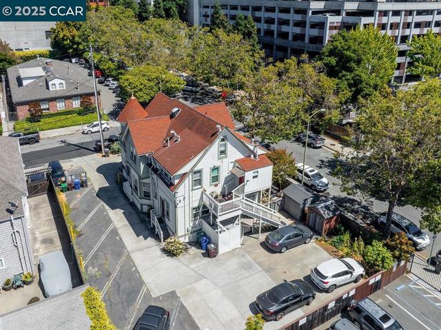 3229 Elm, Oakland CA: https://media.crmls.org/mediaz/84270c19-c424-4ffe-a226-f240e773716e.jpg