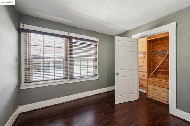 1063 32Nd St, Oakland CA: https://media.crmls.org/mediaz/84282d0a-b314-4b41-a5ab-a02dd9f2eb2e.jpg