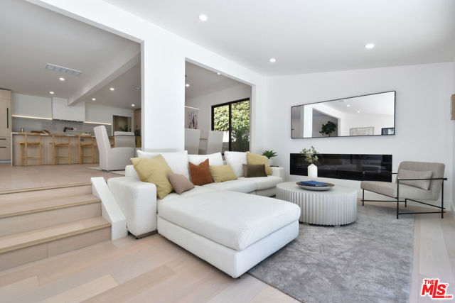 15431 Milbank Street, Encino CA: https://media.crmls.org/mediaz/8428530b-ea72-4af6-a6a2-d52edb790414.jpg