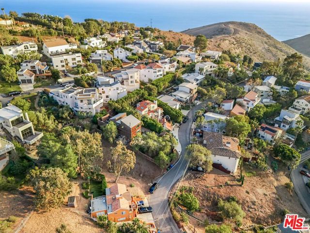 2880 Searidge Street, Malibu CA: https://media.crmls.org/mediaz/84287617-ae7c-485e-8514-a55317832967.jpg