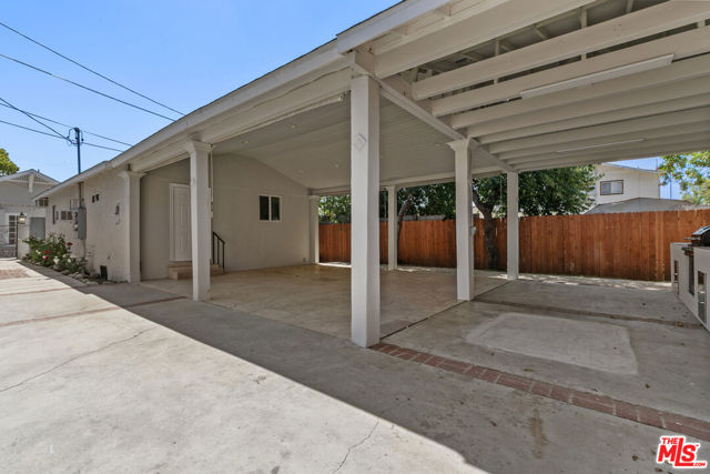 3915 1/2 S Budlong Avenue, Los Angeles CA: https://media.crmls.org/mediaz/84288422-3269-415b-820e-5b658b96b81f.jpg