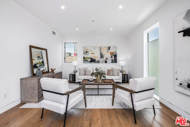 126 Thornton Place, Venice CA: https://media.crmls.org/mediaz/8428c114-ed7b-4579-81fe-62589372bbc9.jpg